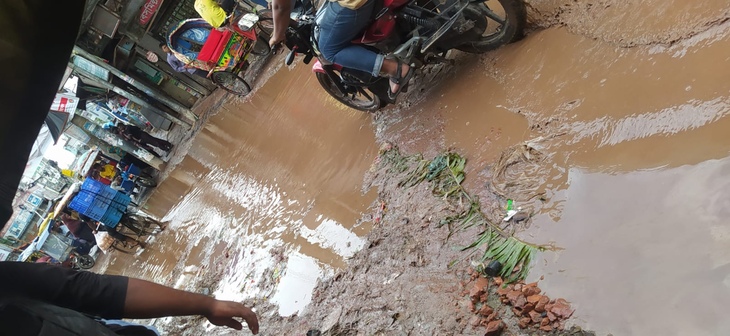 খিলগাঁও থানার অধীনে,বাসাবো-মাদারটেক-নন্দীপাড়ায় ভাঙা রাস্তায় জনদুর্ভোগ, চলাচলে চরম ভোগান্তিতে এলাকাবাসী