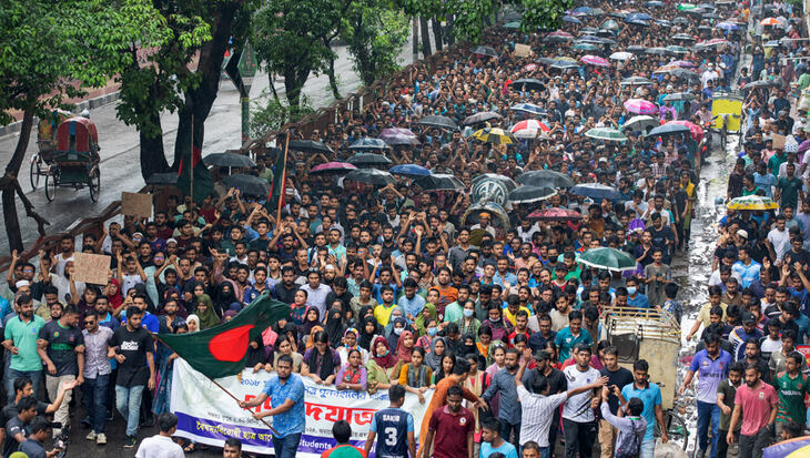 ‘মার্চ ফর জাস্টিস’: কারফিউ ভেঙে পথে নামে মানুষ, মুখোমুখি আইন ও জনগণ ‘মার্চ ফর জাস্টিস’: কারফিউ ভেঙে পথে নামে মানুষ, মুখোমুখি আইন ও জনগণ